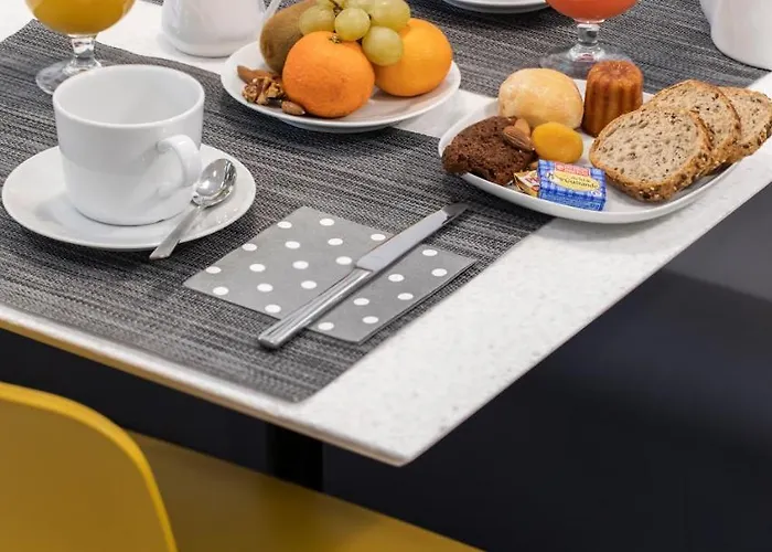 Отель Hotel La Cour Carree Bordeaux Centre Бордо